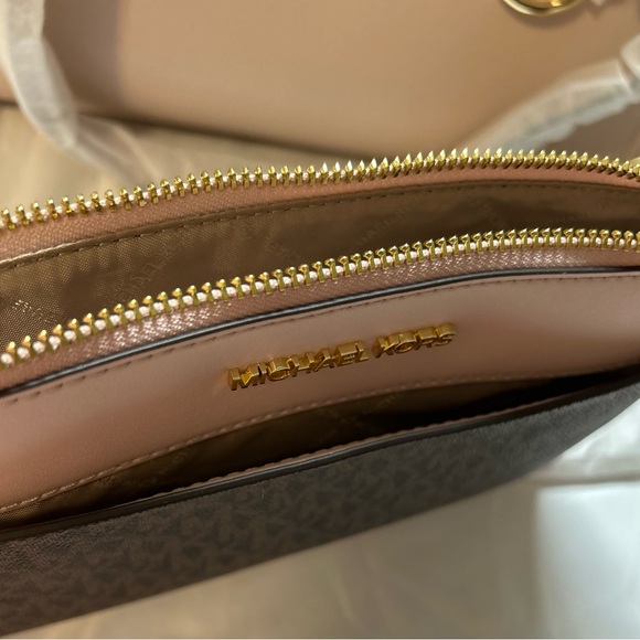 New Michael Kors Maisie
Large Pebbled Leather 2 in-1 Tote
Bag. - Picture 12 of 16